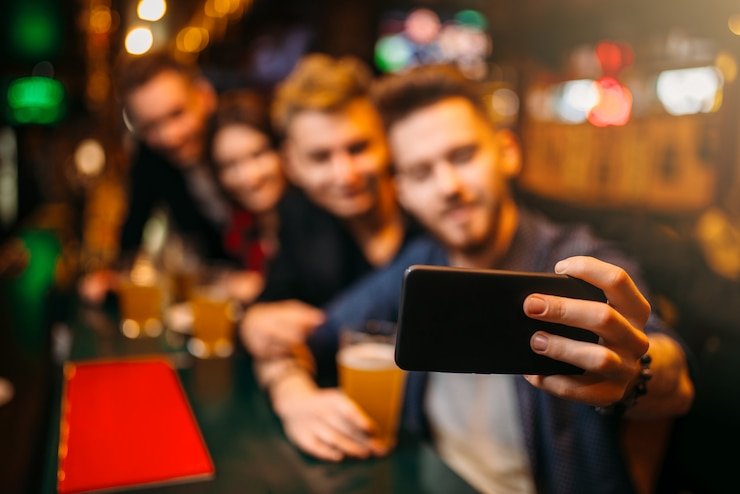 Suasana meja poker live casino dengan dealer profesional